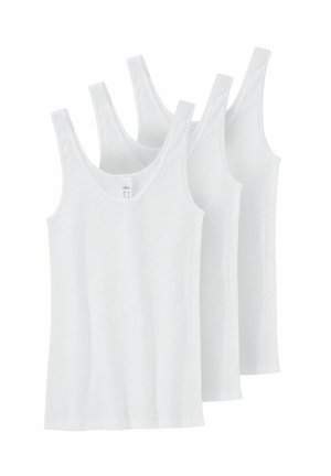 Drei schlichte weiße ärmellose Tanktops, nebeneinander gestapelt, auf einem weißen Hintergrund präsentiert.