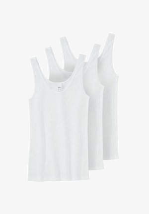 Drei schlichte weiße ärmellose Tanktops, nebeneinander gestapelt, auf einem weißen Hintergrund präsentiert.