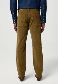 Wrangler TEXAS - Vaqueros rectos - kangaroo