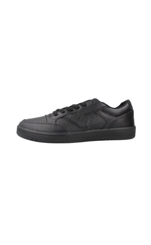 Zapatilla negra de cuero con un upper texturizado, suela de goma plana y puntera redondeada. Presenta cordones negros y un sutil logotipo en el costado.