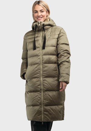 Cappotto lungo imbottito di colore verde oliva con cappuccio, zip frontale e lacci neri. Presenta tasche laterali e texture trapuntata.
