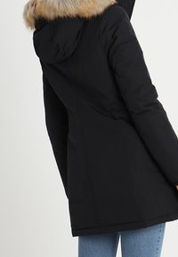 Tommy Jeans Abrigo de plumas - black