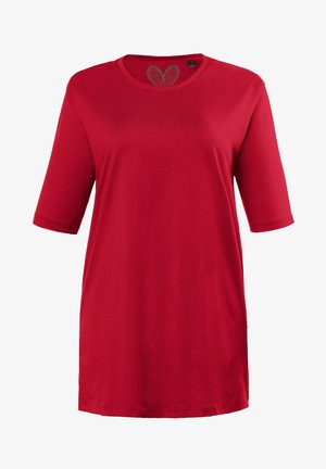 T-shirt rosso a maniche corte realizzato in morbido cotone, con colletto rotondo e un design semplice. Il tessuto ha una consistenza liscia e una vestibilità comoda.