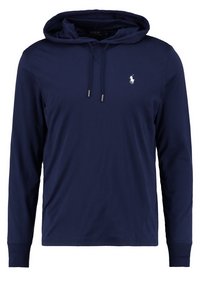 Námorně modrá mikina s dlouhým rukávem a kapucí, vyrobená z měkké látky, s přední kapsou typu kengura a malým bílým logem na hrudi.