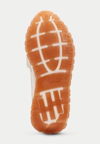 Suela de zapatilla de goma con un intrincado patrón de tracción; base naranja y acentos en blanco. Presenta un agarre texturizado para mayor estabilidad y durabilidad.