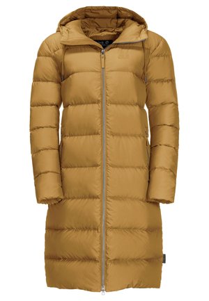 Manteau long, bouffant, à capuche de couleur moutarde avec un motif matelassé horizontal, fermeture éclair à l'avant et poches latérales. Fabriqué en matériau synthétique.