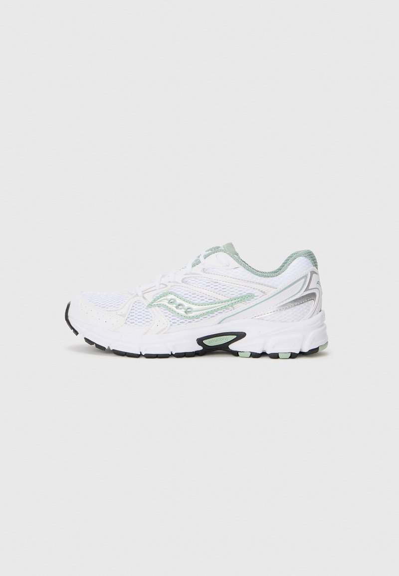 Weiße Sportlichschuhe mit einem Obermaterial aus Mesh, grünen Akzenten, einer gepolsterten Sohle und einer strukturierten schwarzen Unterseite für Haftung. Sie verfügen über Schnürsenkel und reflektierende Details.