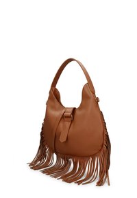 Sac à bandoulière en cuir marron avec de longues franges sur les côtés et le dessous, avec une poignée supérieure et une sangle avec fermeture à boucle.