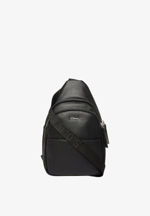 Schwarze, strukturierte Leder-Crossbody-Tasche mit „s.Oliver“-Logo, zwei Reißverschlussfächern und verstellbarem Stoffriemen mit Markenaufdruck.