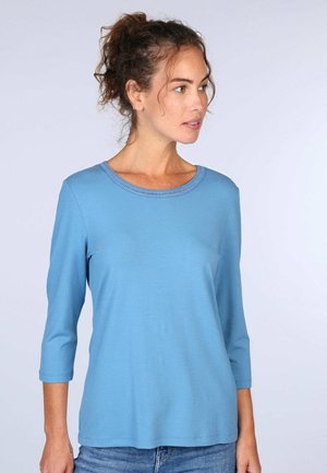 Helles blaues, langärmliges Oberteil mit rundem Ausschnitt und Rippdetails. Hergestellt aus weichem Stoff, mit einem lockeren Schnitt und 3/4-Ärmeln.