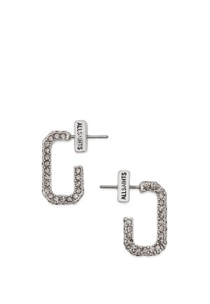 Suorakulmaiset hopeansävyiset nappikorvakorut kirkkailla kristalleilla ja "ALLSAINTS"-kaiverruksella korvakorujen takaosassa.