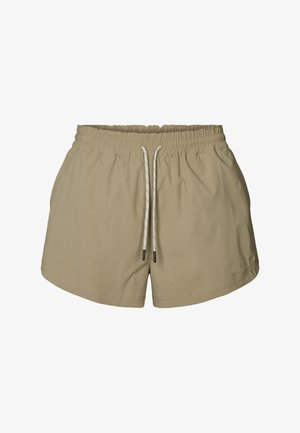 Beige fritidsshorts med elastisk midje og hvit snor, med sidelommer og avslappet passform.