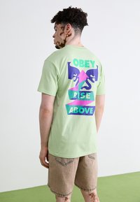Obey Clothing RISE ABOVE RIBBON - T-shirts print - cucumber