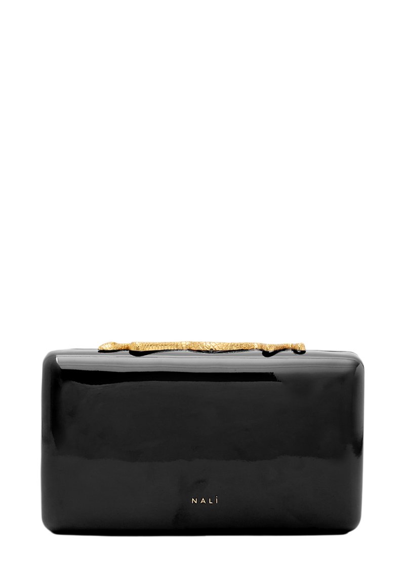 Błyszcząca czarna prostokątna kopertówka ze złotym uchwytem w kształcie węża oraz małym logo "NALI" na środku przodu.
