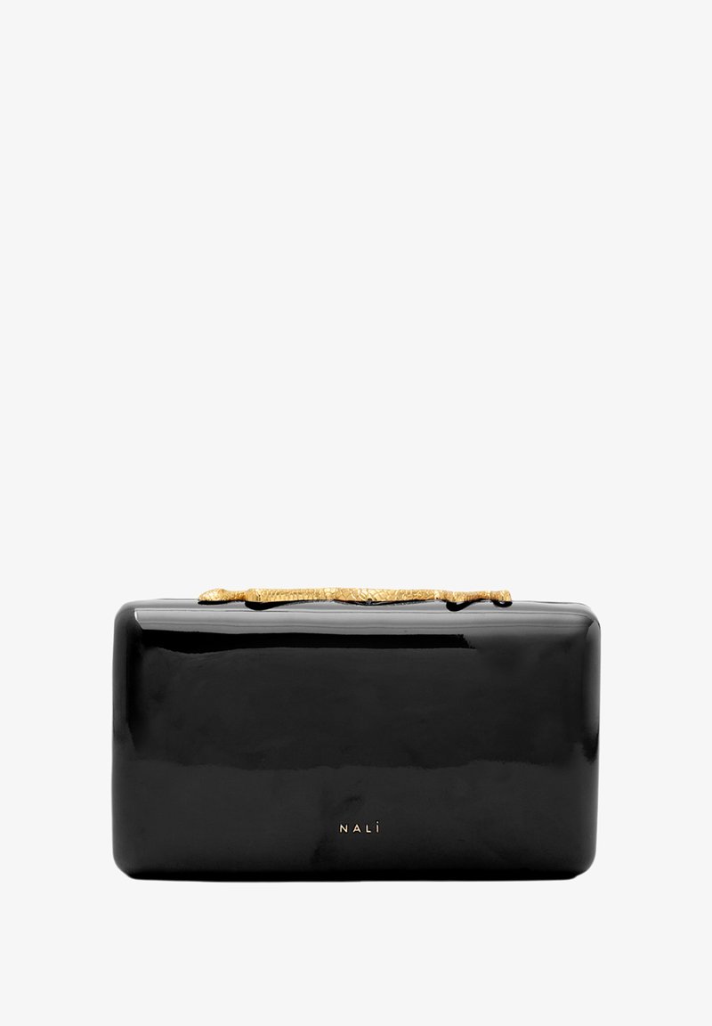 Błyszcząca czarna prostokątna kopertówka ze złotym uchwytem w kształcie węża oraz małym logo "NALI" na środku przodu.