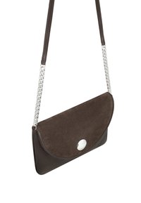 Borsa in pelle e camoscio marrone con una patta arrotondata, accessori in argento e una tracolla a catena. Texture liscia con una leggera lucentezza.