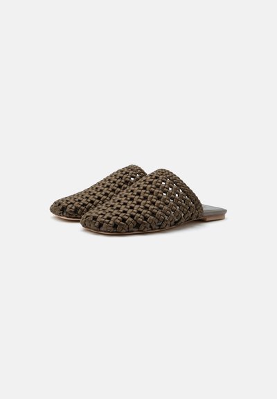 Chaussons mule tissés marron avec talon ouvert, semelle plate et bout fermé effilé sur fond blanc.