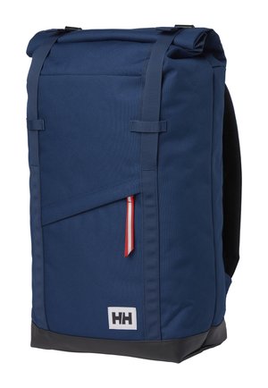Mochila azul con cierre enrollable y bolsillo frontal con tirador de cremallera rojo y blanco, base negra y parche con el logo HH en la parte inferior delantera.