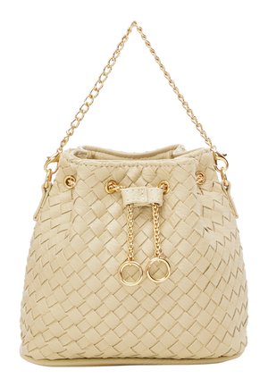 Borsa a tracolla beige intrecciata con manico in catena dorata, apertura regolabile e dettagli in metallo dorato; presenta una superficie testurizzata e una base arrotondata.
