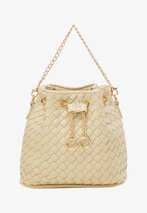 Beige gewebte Handtasche mit goldfarbener Kettenhandhabung, gestrafftem Öffnungsbereich und goldenen Hardware-Akzenten; verfügt über eine strukturierte Oberfläche und einen abgerundeten Boden.