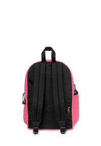 Mochila con forma redondeada, que presenta una combinación de colores negro y rosa, correas acolchadas y un bolsillo lateral para una botella de agua.