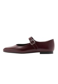 Burgundy patent leather Mary Jane -tyyliset litteät kengät pyöreällä varvalla, sivussa soljellinen hihna ja matala korko. Sujuva tekstuuri ja tyylikäs muotoilu.