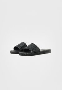Sorte slidesandaler med en teksturert, glitrende overdel og en flat, slitesterk såle. Åpen tå-design med brede stropper for enkel påkledning.