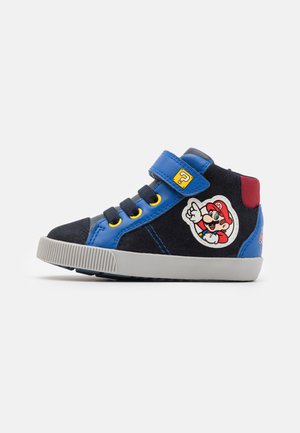 Blauwe en zwarte high-top sneakers met klittenbandsluiting, rubberen zool, met een Mario-afbeelding en een gele vraagtekenaccent.