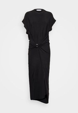 Czarna sukienka z gładkiego materiału, z krótkimi rękawami, z węzłem w talii i bocznym rozcięciem dla dodatkowego efektu.