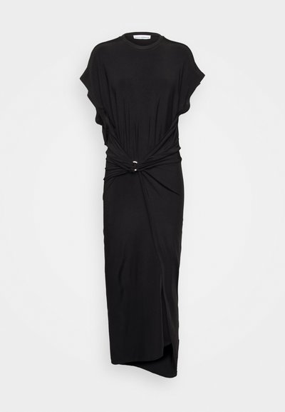 Melna kleita, kas izgatavota no gludas auduma, ar īsām piedurknēm, mezgla detalizāciju viduklī un sānu šķēlumu papildu dizainam.