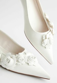 Next FOREVER COMFORT CORSAGE KITTEN COURT- REGULAR FIT - Balerínky - white