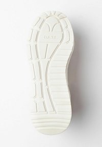 Suola di sneaker in gomma bianca con grip a motivo, caratterizzata da forme geometriche, con il marchio "D.A.T.E." impresso sul tallone e sul lato della suola.