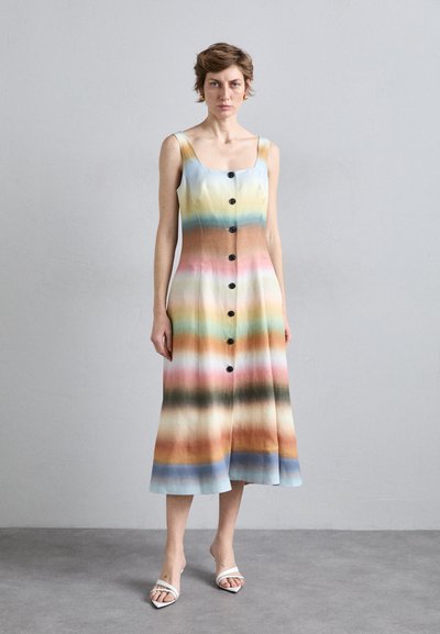 Zomerse jurk met meerkleurige horizontale strepen in tinten blauw, roze en oranje; heeft een vierkante halslijn en zwarte knopen aan de voorkant.