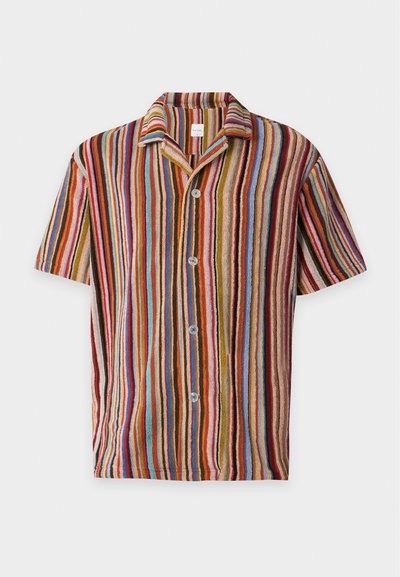 Chemise à manches courtes boutonnée avec des rayures verticales multicolores en rouge, bleu, orange, marron et beige sur un fond clair.