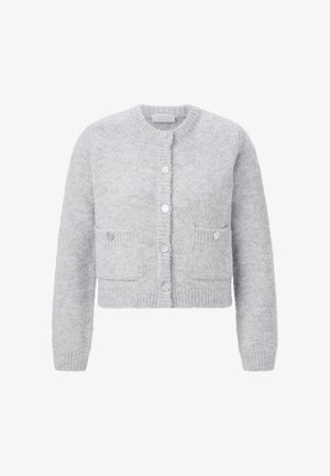 Cardigan court gris en tissu texturé, col rond, fermeture à boutons sur le devant et deux poches plaquées. Apparence douce et duveteuse.