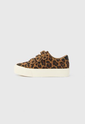 Lavtsiddende sneaker med brun og sort leopardprint, tre velcrobånd, hvid tyk gummisål og sort hælflap.