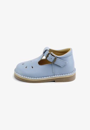 Zapato infantil de cuero azul claro con correa de hebilla, recortes en forma de lágrima en la puntera y suela beige, mostrado de lado sobre un fondo blanco.