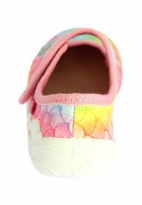 Rosa Slipper mit buntem Schuppenmuster; weiches Stoffmaterial, runde Form und weiße Gummisohle.