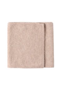 Mehak, bež pleten šal, lepo zložen, ki prikazuje teksturo in rebraste robove na beli podlagi.