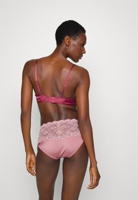 Triumph AMOURETTE MAXI - Cuecas - naked pink