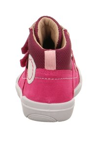 Rosa Sneaker mit Wildleder- und Mesh-Oberfläche, ausgestattet mit einem hellrosa Riemen, weißen Akzenten und einer runden Zehenpartie. Die Rückansicht zeigt einen gepolsterten Kragen.