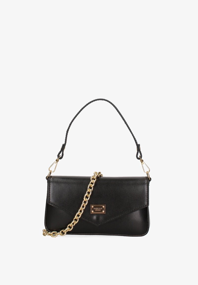 Zwarte leren handtas met een omslagflap, gouden kettingriem en reliëflogo. Heeft een gladde textuur en een slank silhouet.
