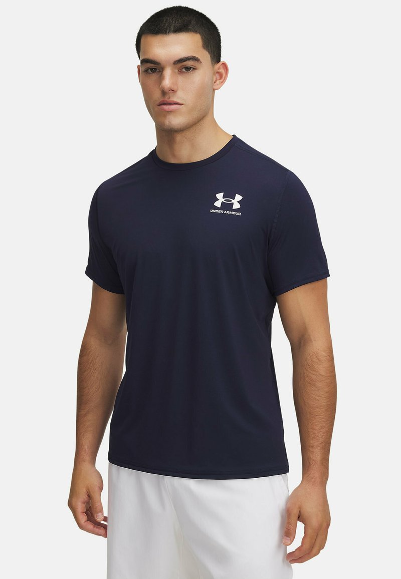 Námornícky modré športové tričko s krátkym rukávom vyrobené z ľahkého materiálu. Na ľavom prsníku sa nachádza logo Under Armour v bielej farbe. Hladká textúra.