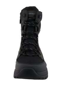 Bottes de randonnée noires avec un design à tige haute, présentant un bout arrondi, un tissu texturé, un système de laçage et un logo sur la languette.