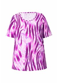 Camiseta de rayas de cebra morada y blanca, de mangas cortas, con escote redondo, hecha de un tejido ligero con textura suave.