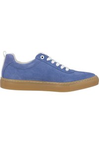 Baskets en daim bleu avec lacets blancs, bout rond et semelle en caoutchouc beige. Comprend des accents de couture et une petite languette au talon.