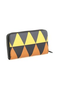 Portafoglio rettangolare con zip, caratterizzato da un motivo geometrico a triangolo giallo, nero e marrone su una superficie in pelle testurizzata.