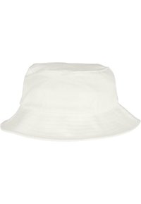 Chapeau seau blanc en coton, avec une couronne plate et un large bord tombant, présentant une finition texturée et un design minimaliste.