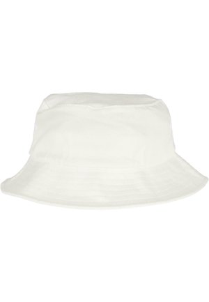Weißer Bucket Hat aus Baumwolle, mit flachem Oberteil und breiter, nach unten gebogener Krempe, die über eine strukturierte Oberfläche und ein minimalistisches Design verfügt.