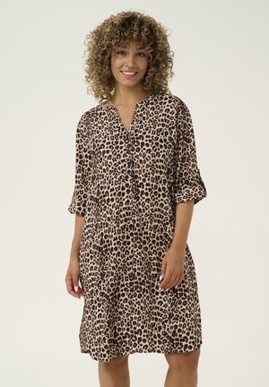 Luipaardprint jurk in beige en zwart; heeft een v-hals, knoopsluiting aan de voorkant en driekwart mouwen; gemaakt van lichtgewicht stof.